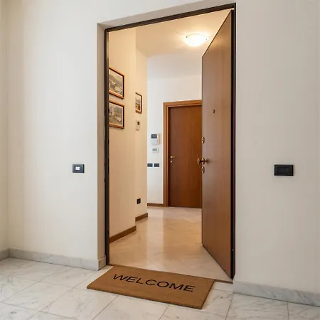 Apartment Bilocale Con Terrazzo E Box Auto Su Richiesta Como