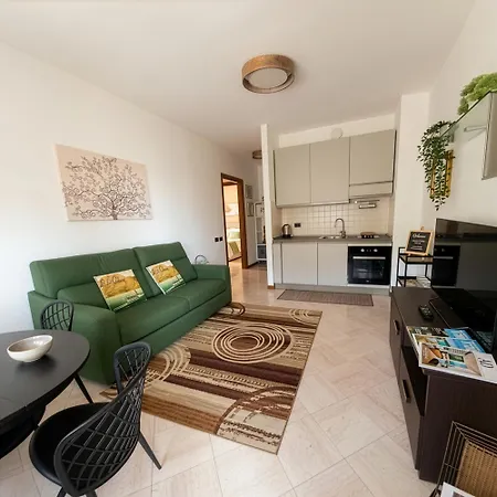Bilocale Con Terrazzo E Box Auto Su Richiesta アパート *