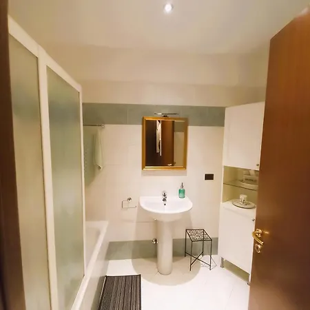 Bilocale Con Terrazzo E Box Auto Su Richiesta アパート *